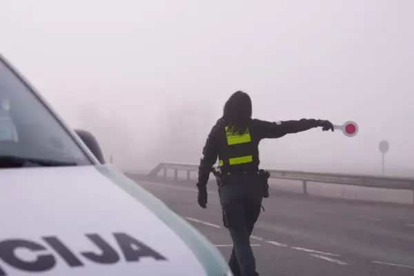 BMW driver tried to nastily stab a Panevėžys policewoman