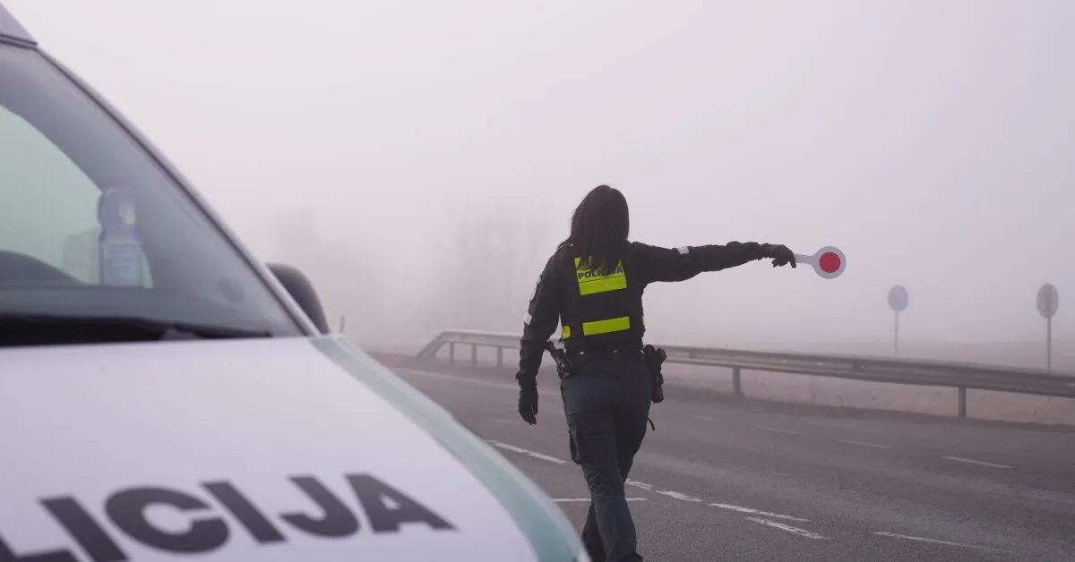 BMW driver tried to nastily stab a Panevėžys policewoman