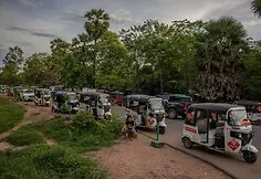 Tuktukų vairuotojai Siem Reape laukia turistų