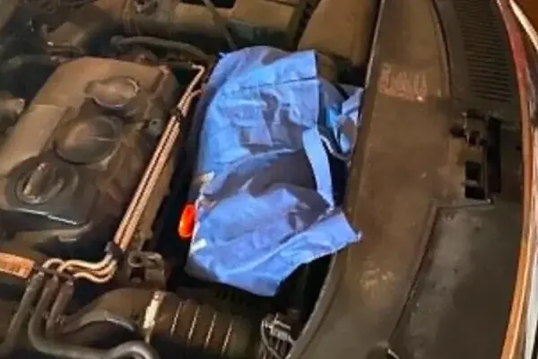 The driver was most afraid that the police would ask to lift the engine hood: that's exactly what happened
