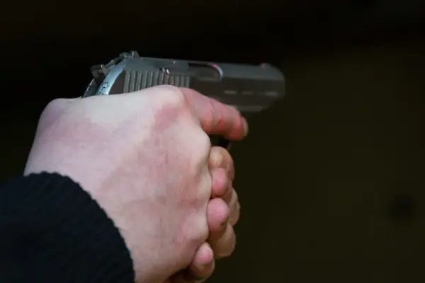 A pistol with bullets found in Kaunas, three men detained in custody