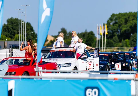 Start of the 'Women's Challenge supported by OlyBet' on the race track