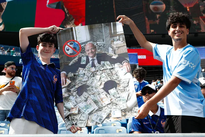 Vida Press nuotr./Sirgalių plakatas tribūnose su FIFA prezidentu Gianni Infantino