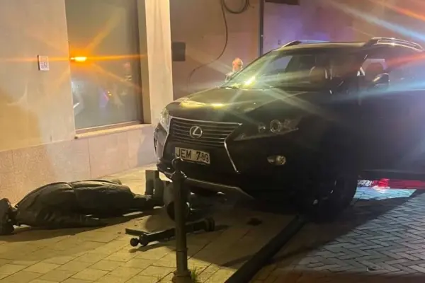 A drunk driver in Vilnius rammed the sculpture „Water Carrier“