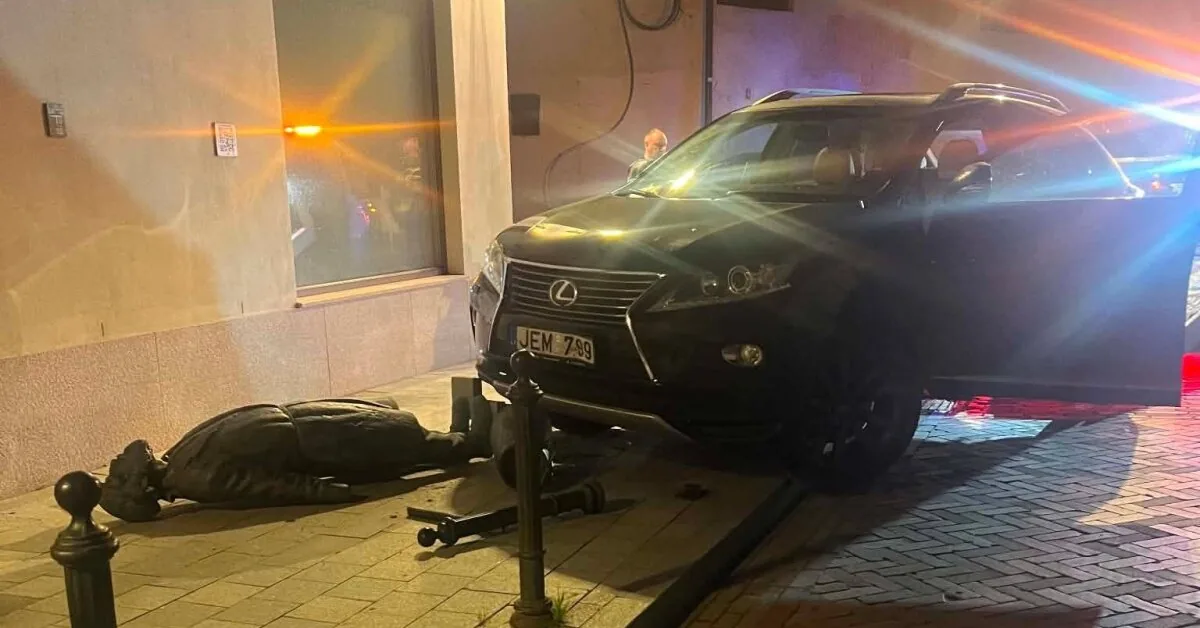 A drunk driver in Vilnius rammed the sculpture „Water Carrier“