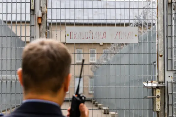 In Vilnius prison, a detainee attacked an officer, injuring his face