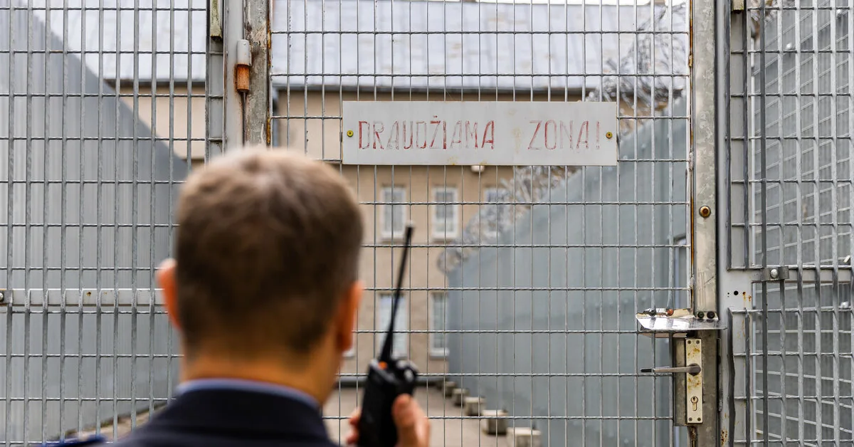 In Vilnius prison, a detainee attacked an officer, injuring his face
