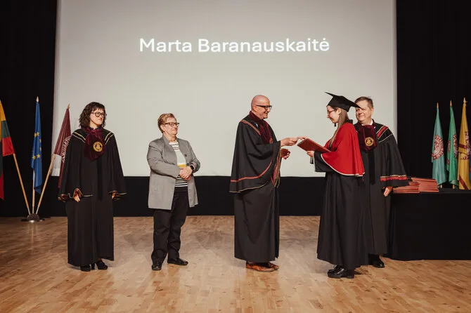 Jono Petronio nuotr./M.Baranauskaitė diplomo teikimo šventėje