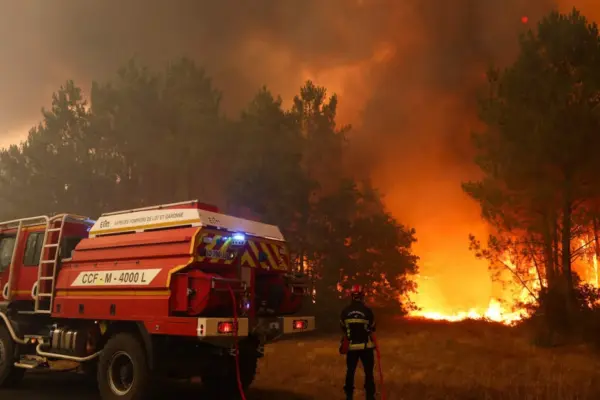 Massive forest fires in Europe: thousands of people flee from their homes