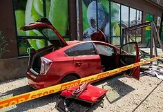 Toyota Prius įvažiavo į stotelę