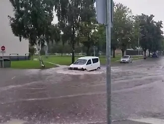 Heavy rains that swept across Lithuania also brought a portion of hail – the ice cubes did not melt for a long time