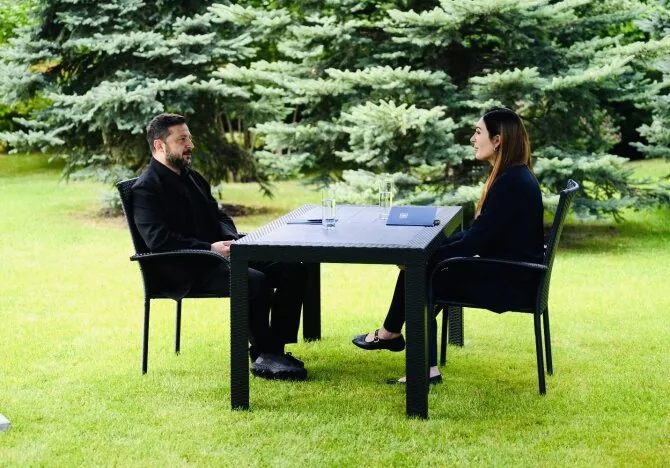 Laura Loomer/ X/Volodymyr Zelenskyy, Laura Loomer