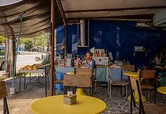 Vienišas turistas Kau Lake Tailande