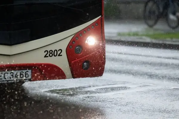 Vilniuje formuojasi eismo spūstys: automobilius ir viešąjį transportą sulėtino lietus