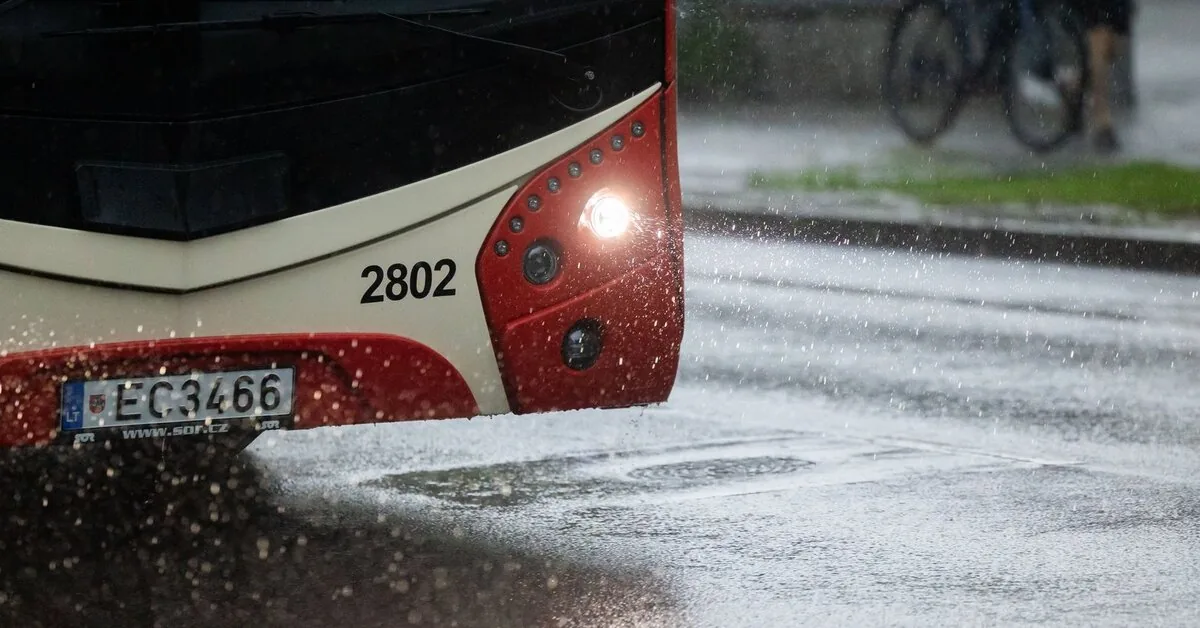 Vilniuje formuojasi eismo spūstys: automobilius ir viešąjį transportą sulėtino lietus