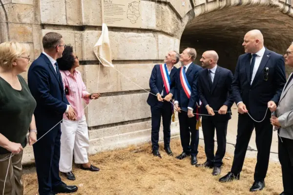 Memorial plaque dedicated to the Baltic Way unveiled in Paris