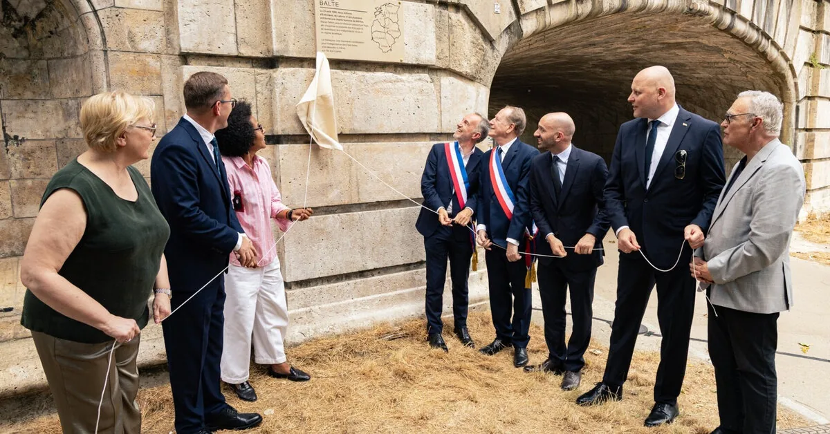 Memorial plaque dedicated to the Baltic Way unveiled in Paris