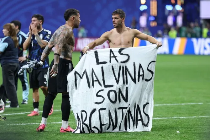 AFP/„Scanpix“ photo/Argentine football players raised a banner 'Malvinas belong to Argentina'