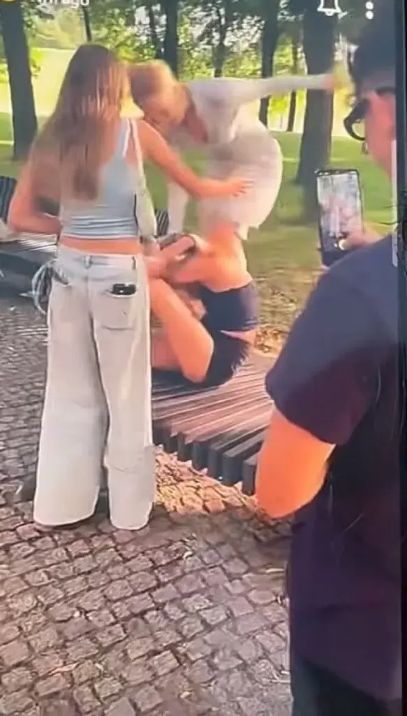 Kadras iš vaizdo įrašo/Paauglių smurtas Marijampolės Poezijos parke