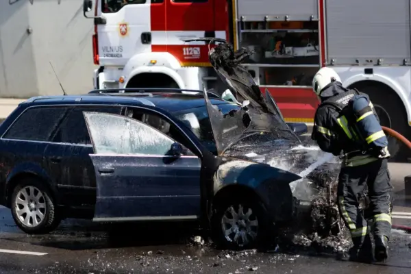 On the main road – a tragic accident: after the collision, both the car and the motorcycle caught fire