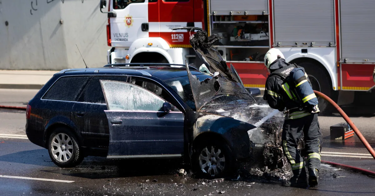 On the main road – a tragic accident: after the collision, both the car and the motorcycle caught fire
