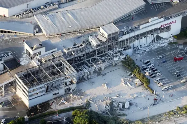 People trapped in a shopping center in Japan after an earthquake