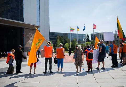 Trade union 'Solidarity' picket 'Are workers trash?!'