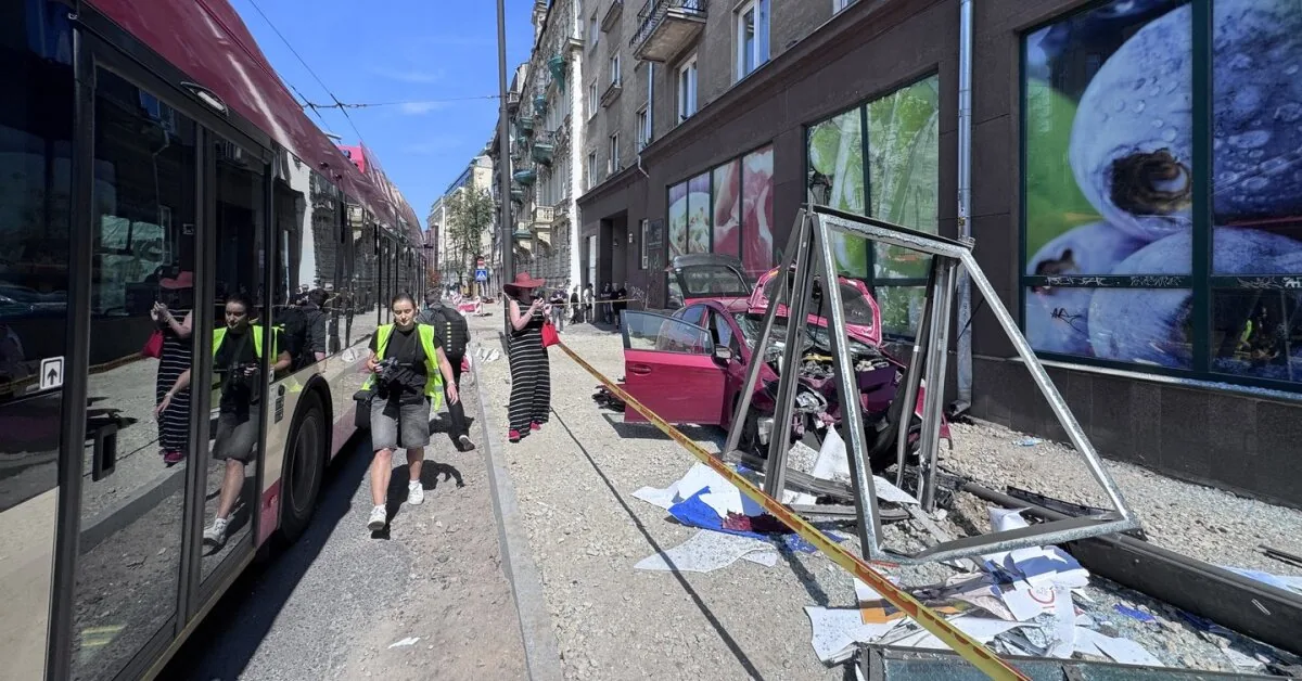 In Vilnius, a "Prius" car crashed into a bus stop, two women were injured, traffic was closed