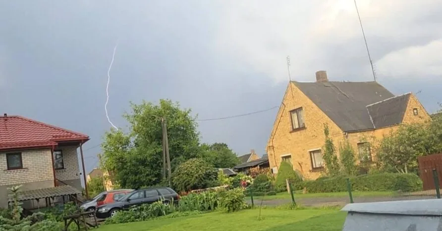A squall with lightning swept through Joniškis: wind rose, hail fell