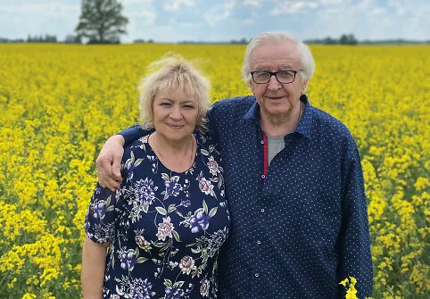 „Muzikantą, dainininką, „Armonikos“ vadovą Stasį Liupkevičių žinojau seniai. Mano tėvai mėgo klausytis ansamblio koncertų. Ir man patiko „Armonikos“ muzika. O paskui taip suėjo keliai, kad Stasiukas atsidūrė Kupiškyje. Iš jo, sakė, jau niekur nebevažiuos“, – neslepia kupiškietė poetė Irena Gildutytė
