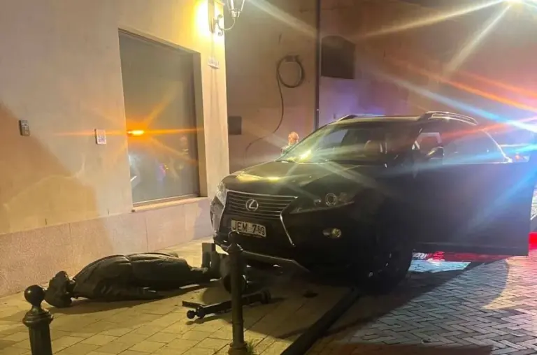 Aleksandr Voronovič nuotr./Girtas vairuotojas Vilniuje taranavo skulptūrą „Vandens nešėjas“
