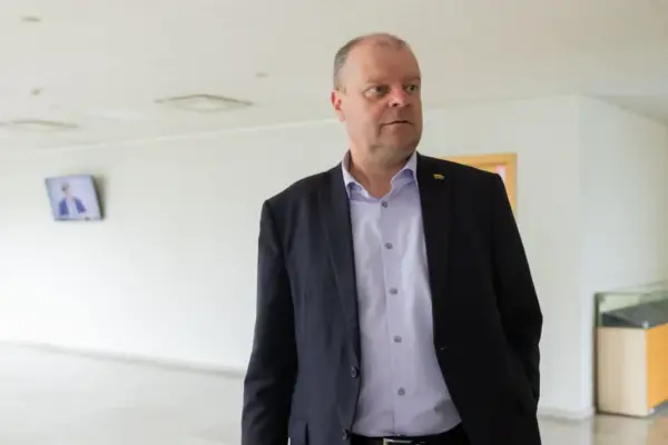 Judge: Saulius Skvernelis was fitted with an ankle monitor because he systematically communicated with the suspect