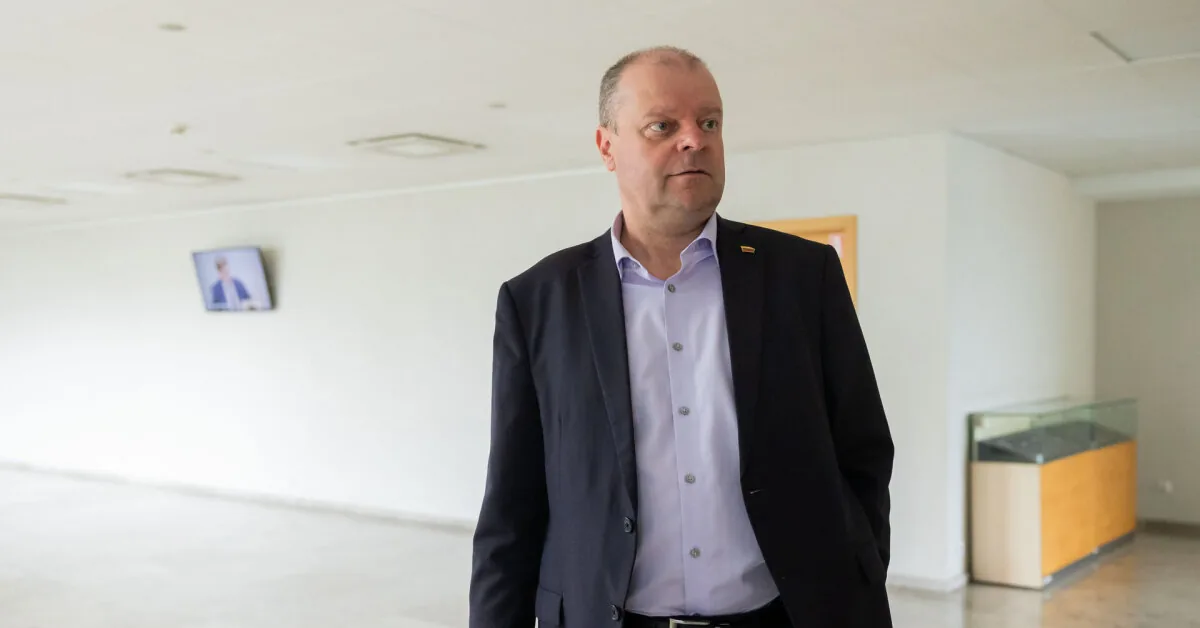 Judge: Saulius Skvernelis was fitted with an ankle monitor because he systematically communicated with the suspect