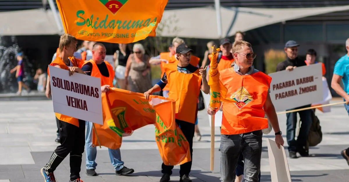 „Employees are not trash“: About 20 „Energesman“ employees demanded social guarantees in Vilnius