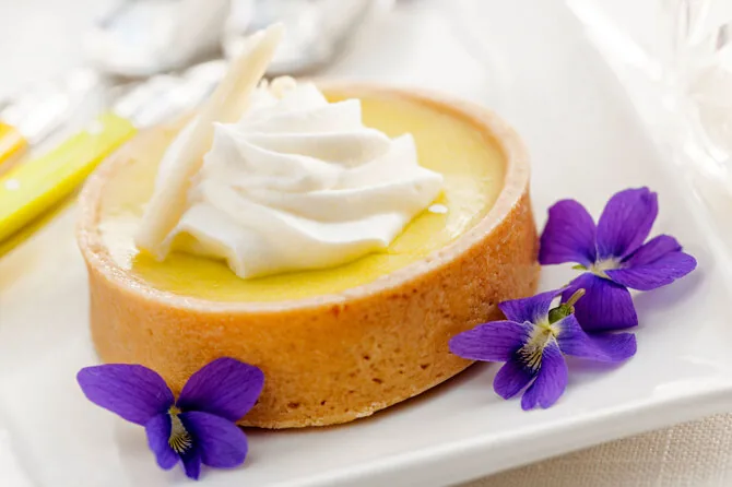 Vida Press photo/Tartlet decorated with flowers
