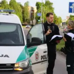 Ukmergiškis dviratį pareigingai vedė per perėją, o „Toyota“ vairuotojas savų pareigų nesilaikė