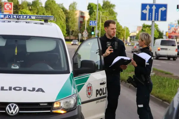 Ukmergiškis dviratį pareigingai vedė per perėją, o „Toyota“ vairuotojas savų pareigų nesilaikė