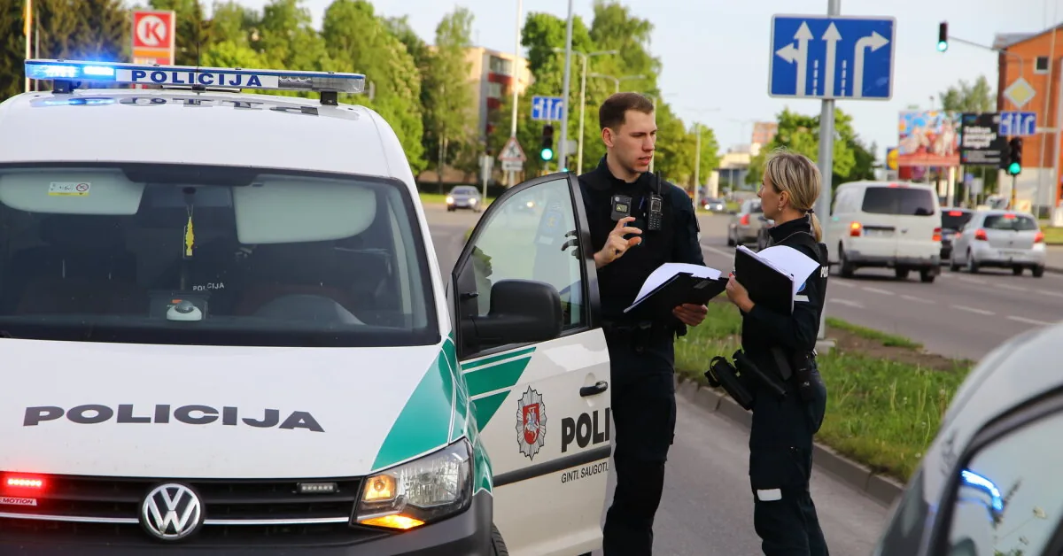 Ukmergiškis dviratį pareigingai vedė per perėją, o „Toyota“ vairuotojas savų pareigų nesilaikė