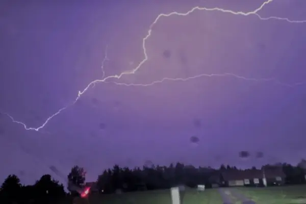 Before the return of summer warmth – impressive lightning: the thunderstorm will return on Monday afternoon
