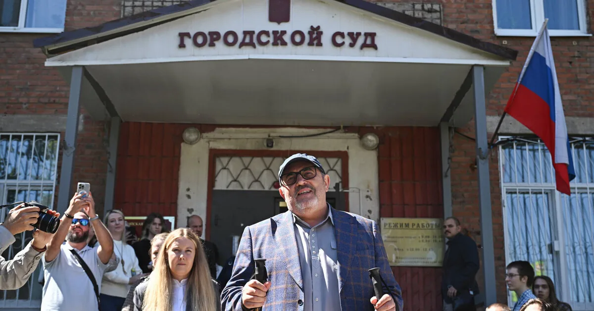 Russia fined a politician opposing the war in a chaotic court session