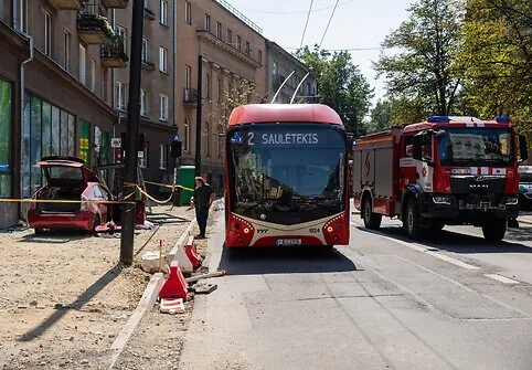 Toyota Prius įvažiavo į stotelę