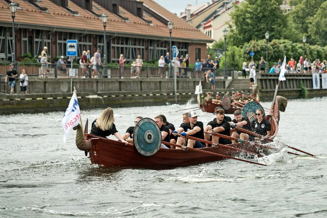 Uosto direkcijos nuotr./Drakonų valčių lenktynių akimirkos