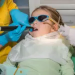The child has a toothache, but treatment with sedation has to wait for months: is this normal?