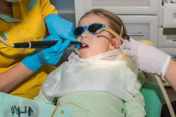The child has a toothache, but treatment with sedation has to wait for months: is this normal?