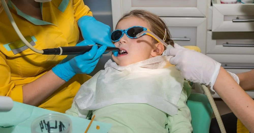 The child has a toothache, but treatment with sedation has to wait for months: is this normal?