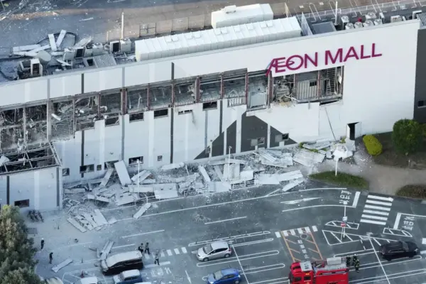 Earthquake in Japan traps people in shopping mall: fatalities reported