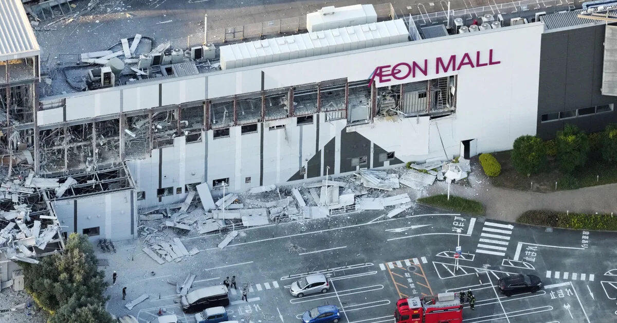 Earthquake in Japan traps people in shopping mall: fatalities reported