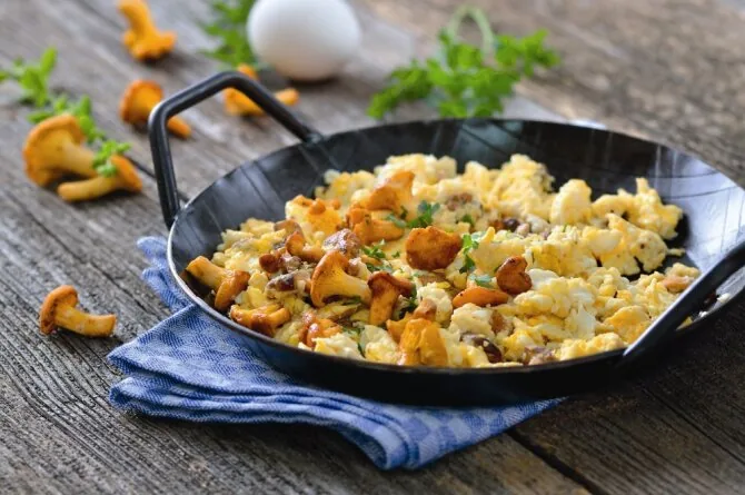 Royal scrambled eggs with chanterelles