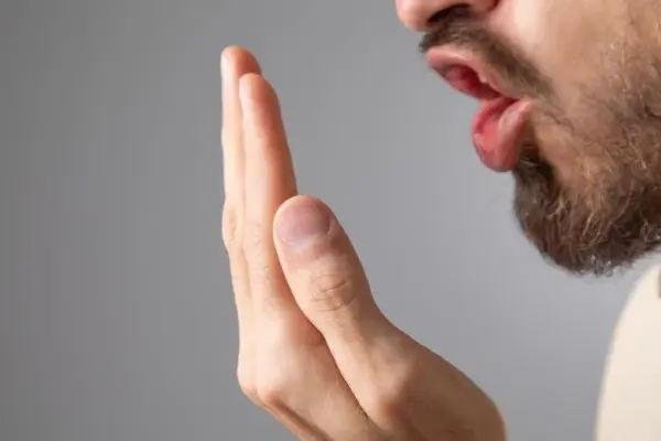 When bad breath signals more serious diseases: one of them is very common