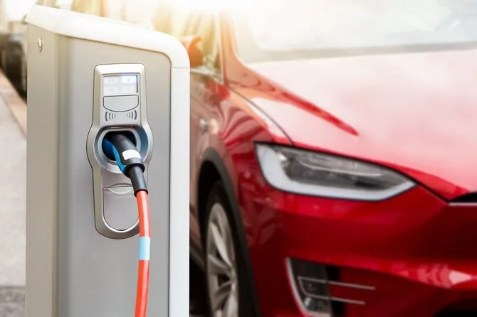 Shutterstock nuotr./Įkraunamas elektromobilis